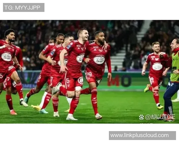 足球明星与俱乐部的传奇故事揭示了他们背后的奋斗与荣耀 足球明星与俱乐部的传奇故事揭示了他们背后的奋斗与荣耀