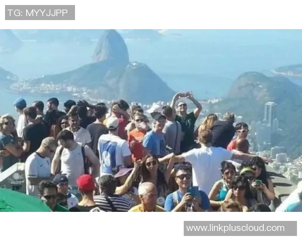 路人偶遇足球明星瞬间引发的热烈反响与感动故事分享 路人偶遇足球明星瞬间引发的热烈反响与感动故事分享